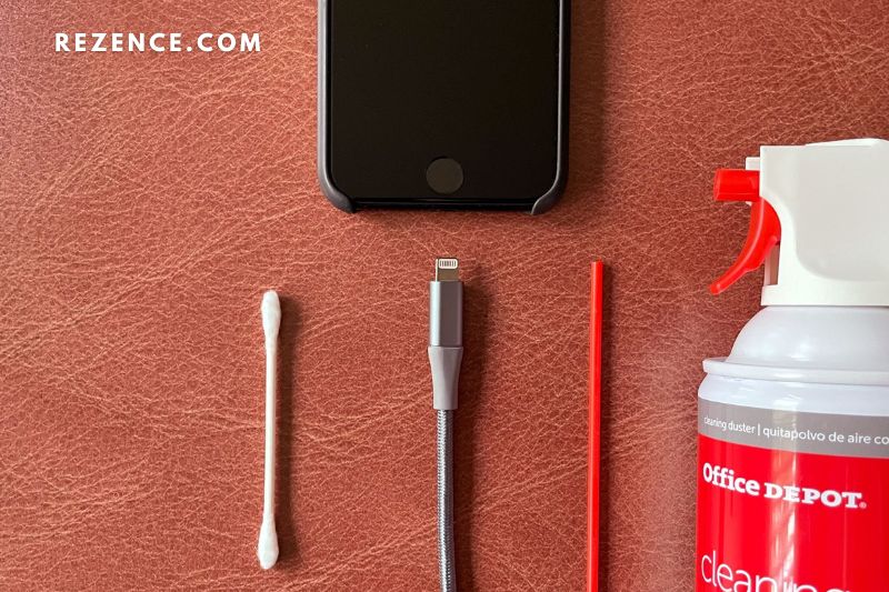 Remove any lint, debris, or dirt from the headphone jack.